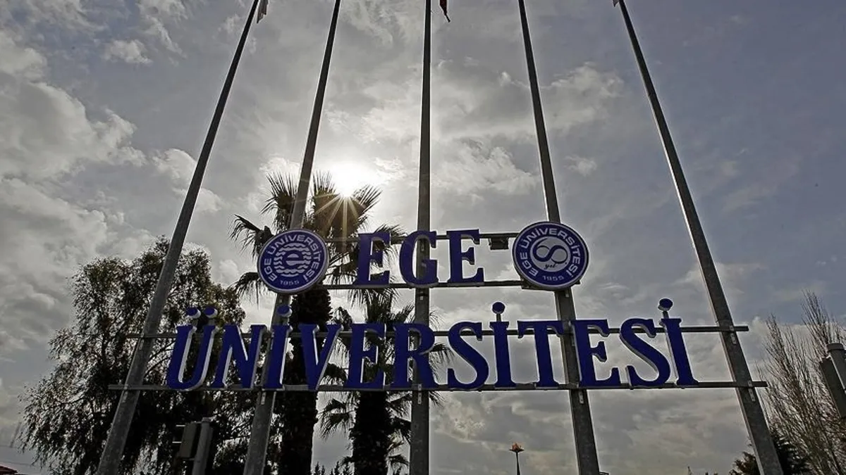 Ege Üniversitesi'nde usulsüzlük operasyonu kapsamında polis ekiplerinin çalıştığı an.