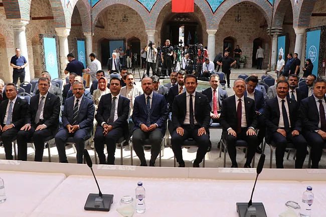 bilal-erdogan-malazgirt-ve-canakkale-gelecek-bin-yilimizin-cozumlerini-sunuyor-1786624477457.jpeg