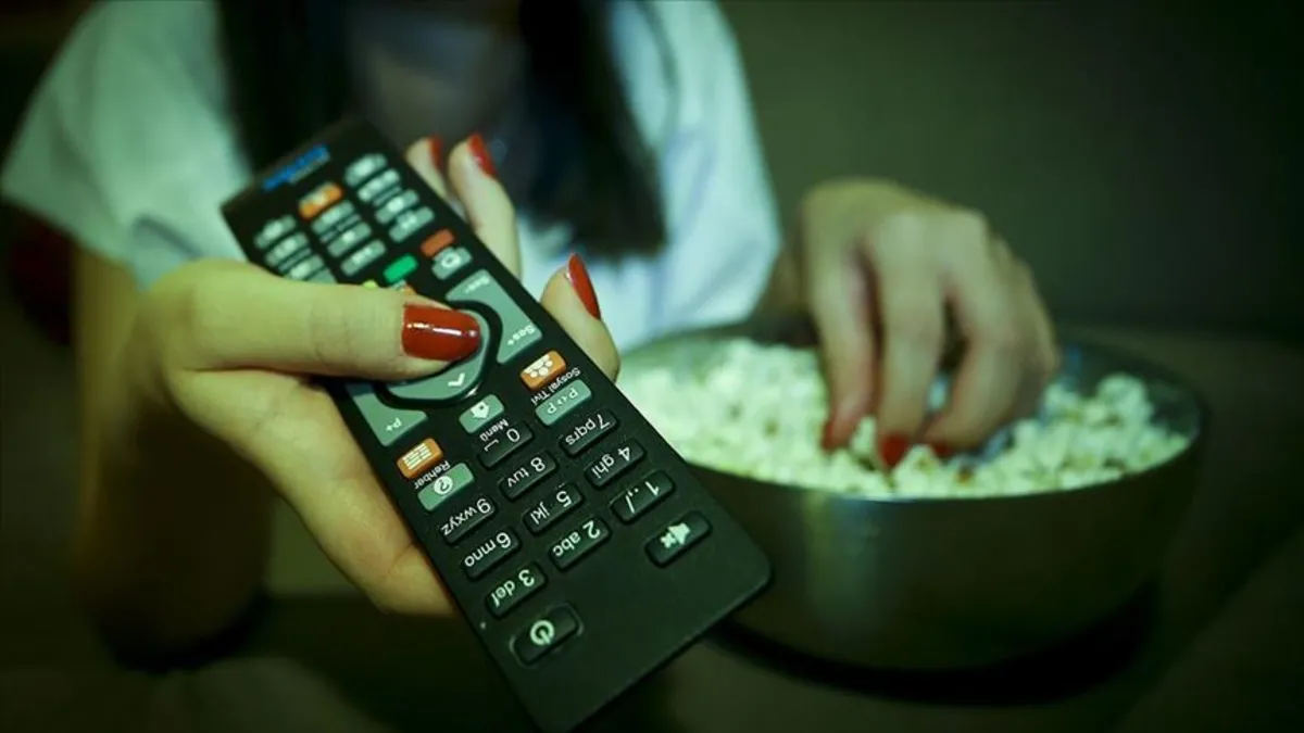 Türkiye’de televizyonun tahtı sallanmıyor! Diziler yine zirvede: Hanelerde günlük 6 saat TV izleniyor Türkiye’de televizyonun tahtı sallanmıyor! Diziler yine zirvede: Hanelerde günlük 6 saat TV izleniyor