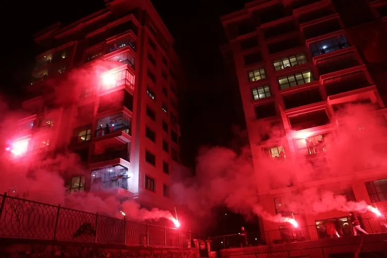 Başkan Erdoğan çağrı yapmıştı. İstiklal Marşı coşkusu balkonlarda