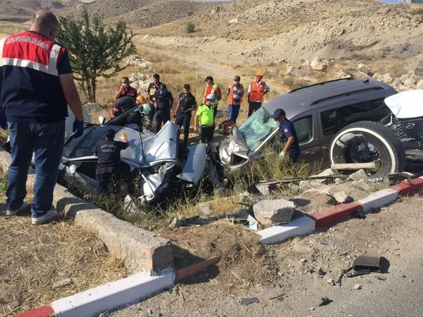 ankarada-zincirleme-trafik-kazasi-olu-ve-yaralilar-var-1629815605788.jpg