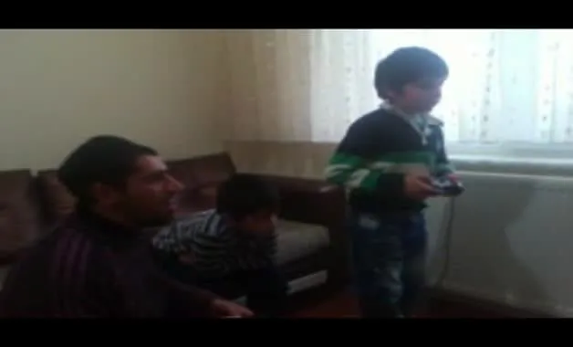 Playstation oynayan çocuk yenilgiye dayanamayınca amcasının dişini kırdı