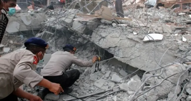 Endonezya’daki depremde ölü sayısı 102’ye yükseldi