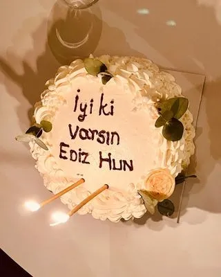 Dile kolay 51 yıl aynı yastığa baş koydular! Yeşilçam’ın efsane oyuncusu Ediz Hun ile eşi Berna Hun’dan duygusal kutlama!