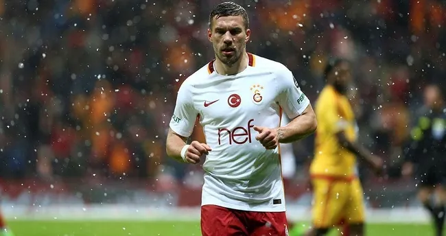 Lukas Podolski saldırıya uğradı!