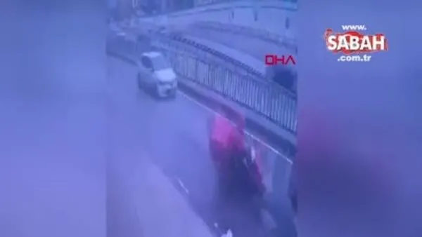 Çekmeköy'de motosikletli kurye şerit değiştiren kuryeye böyle çarptı | Video