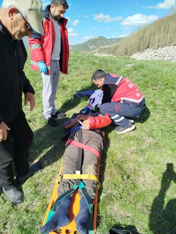 ciris-otu-toplarken-kayaliklardan-dusen-kisi-ambulans-helikopterle-kurtarildi-1780414702713.jpg