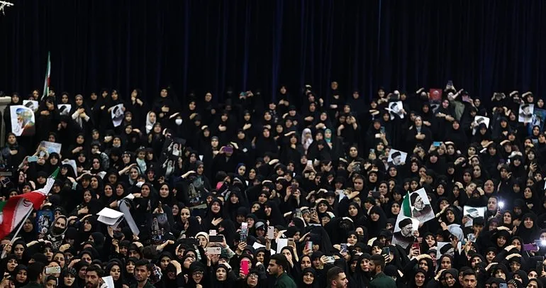 İran'da Cumhurbaşkanı Reisi'ye veda! On binlerce kişi akın etti: Cenaze namazını Hamaney kıldırdı