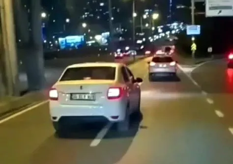 beylikduzunde-kontrolsuz-serit-degistiren-otomobil-dehset-sacti-kaza-kask-kamerasinda-1761399362216.jpg