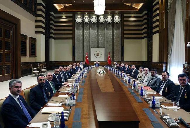kulliyede-anlamli-kabul-baskan-erdogan-sehit-ailelerini-agirladi-1786650718955.jpg (800×541)