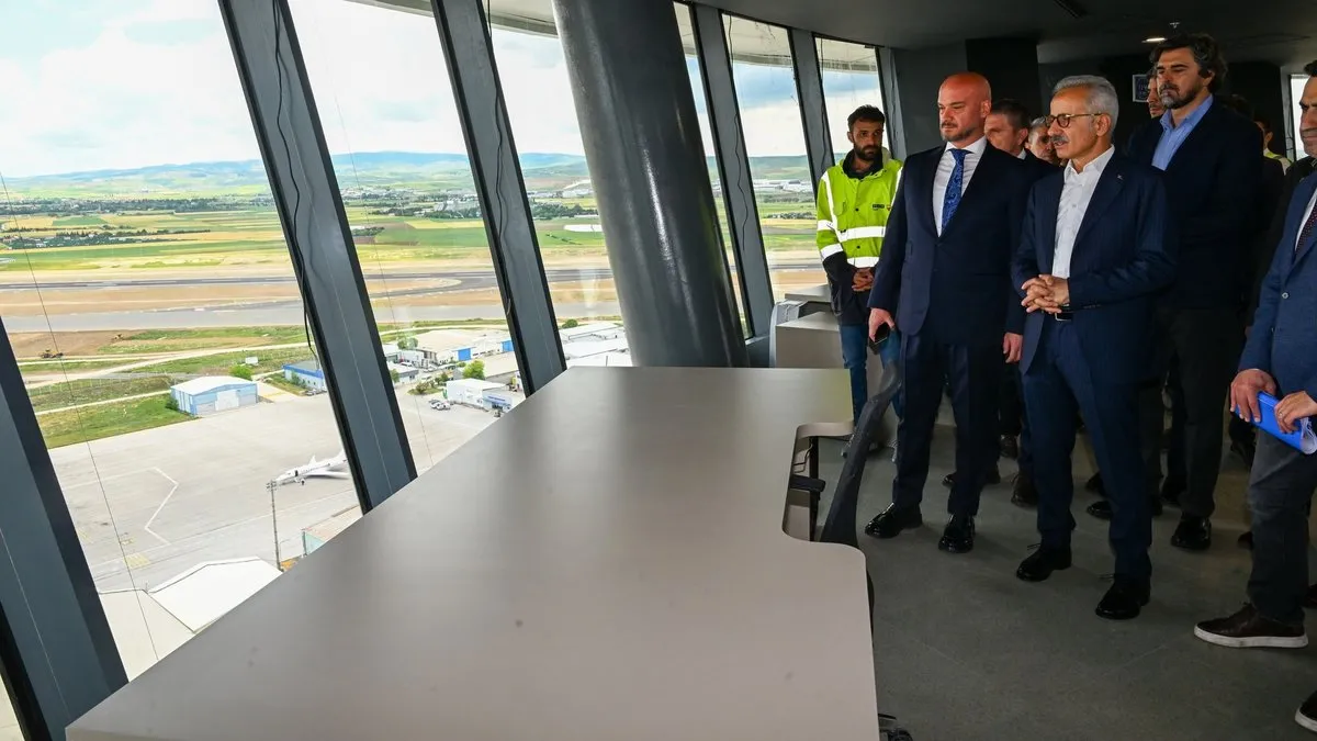 Bakan Uraloğlu, yeni hava trafik kontrol kulesindeki çalışmaları yerinde inceledi Bakan Uraloğlu, yeni hava trafik kontrol kulesindeki çalışmaları yerinde inceledi