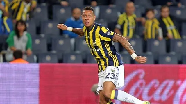 Van der Wiel: Fenerbahçe’den ayrılmayı düşünmüyorum