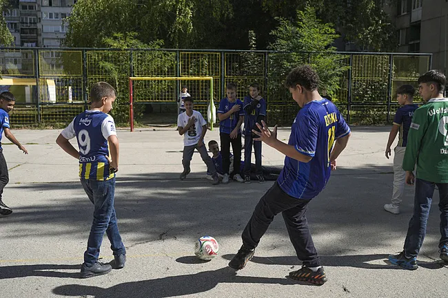 bosna-hersek-efsanesi-edin-dzeko-ogrencilere-ornek-oldu-1790934241262.jpeg
