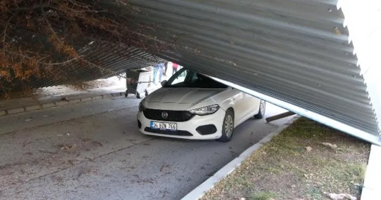 Yozgat’ta fırtına çatıları uçurdu