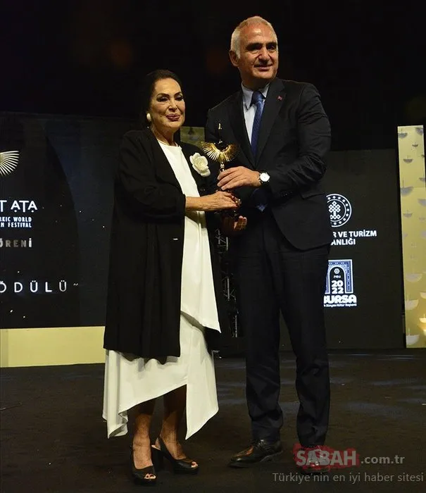 Osman Sınav ve Türkan Şoray’a vefa ödülü! Türkan Şoray ayakta alkışlandı