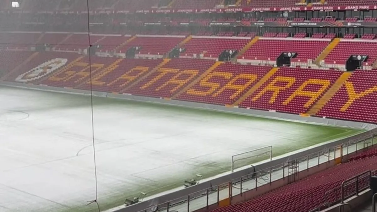 AZ Alkmaar maçı öncesi Ali Sami Yen Spor Kompleksi'nde kar yağışı etkili oluyor