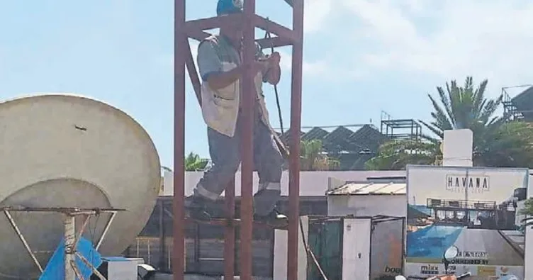 Sahildeki kaçak yapılar yıkılıyor