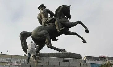 Atatürk Anıtı’na çirkin saldırı