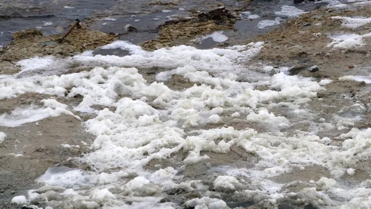 Burdur Gölü’nde korkutan manzara! 15 gündür devamlı köpürüyor