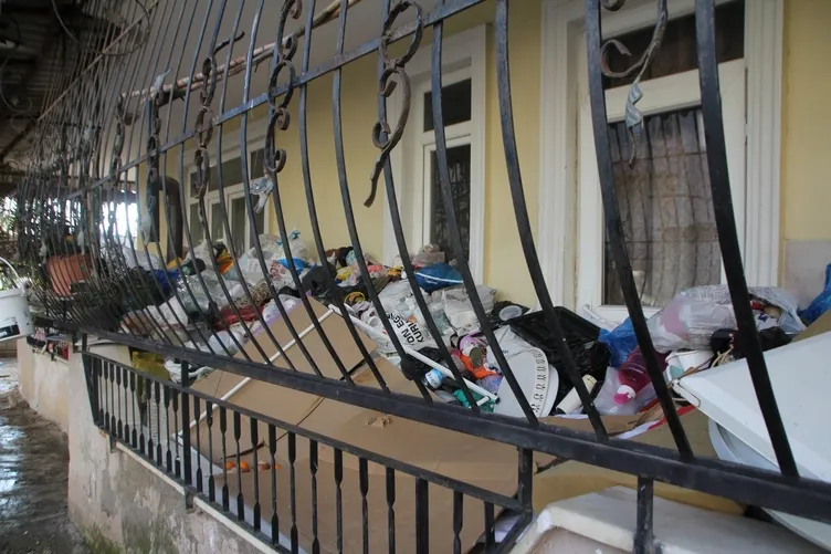 Komşularını yıldırdı: Evinden 2 kamyon dolusu çöp çıktı!