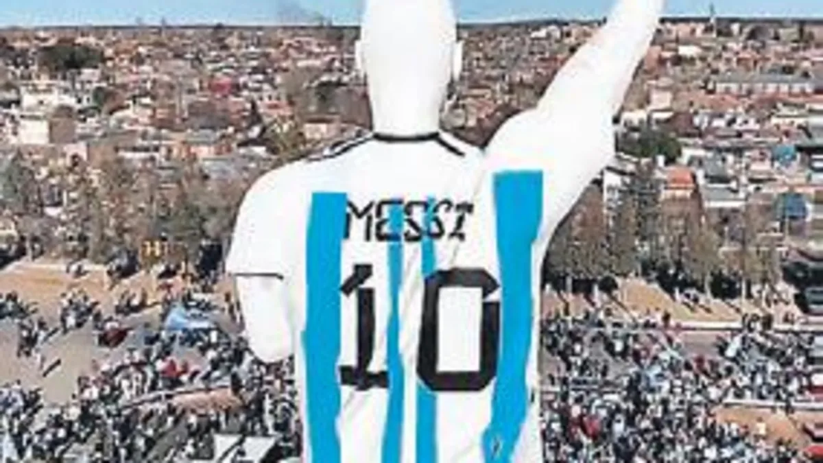 Lionel Messi'nin 26 metre yüksekliğindeki heykeli