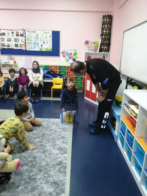 emniyetten-polis-meslek-tanitimi-cocuklar-icin-temel-guvenlik-kurallari-bilgilendirme-yapildi-1701899608333.jpg