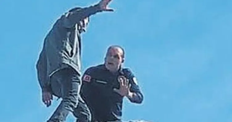 Parasını alamadı bina çatısına çıktı
