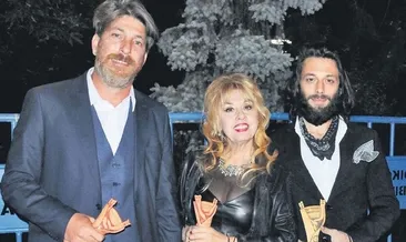 Ailece tiyatro ödülü aldılar