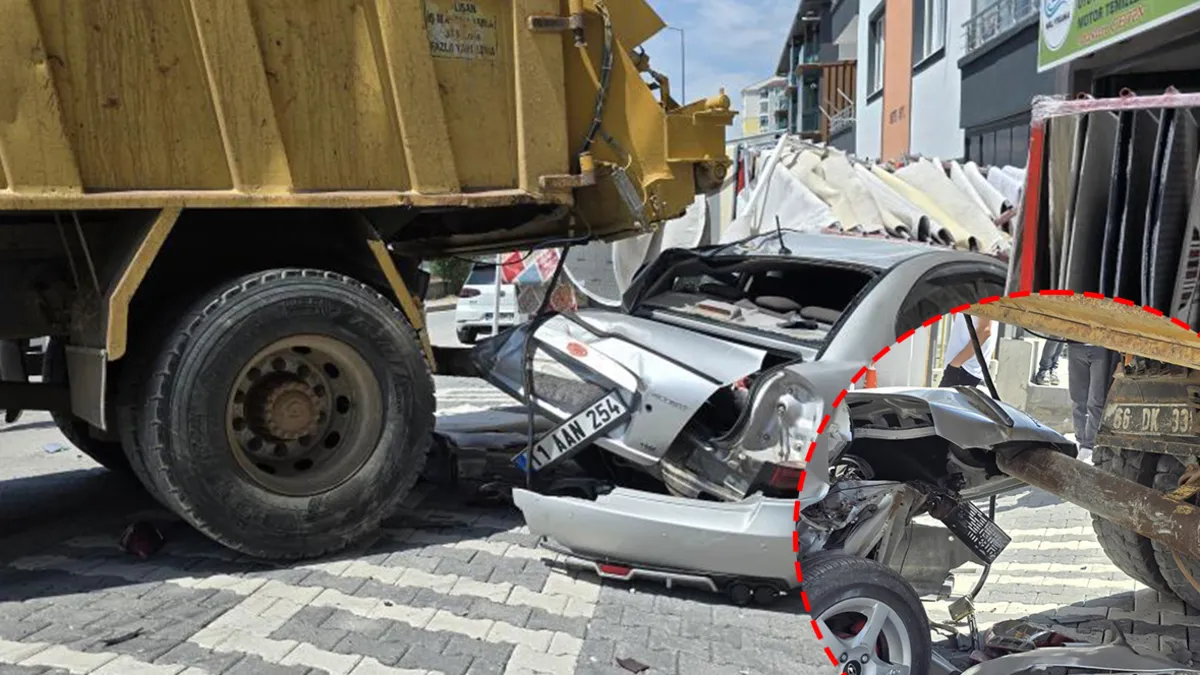 Yozgat'ta freni boşalan kamyonun çarptığı araçlar ve iş yeri