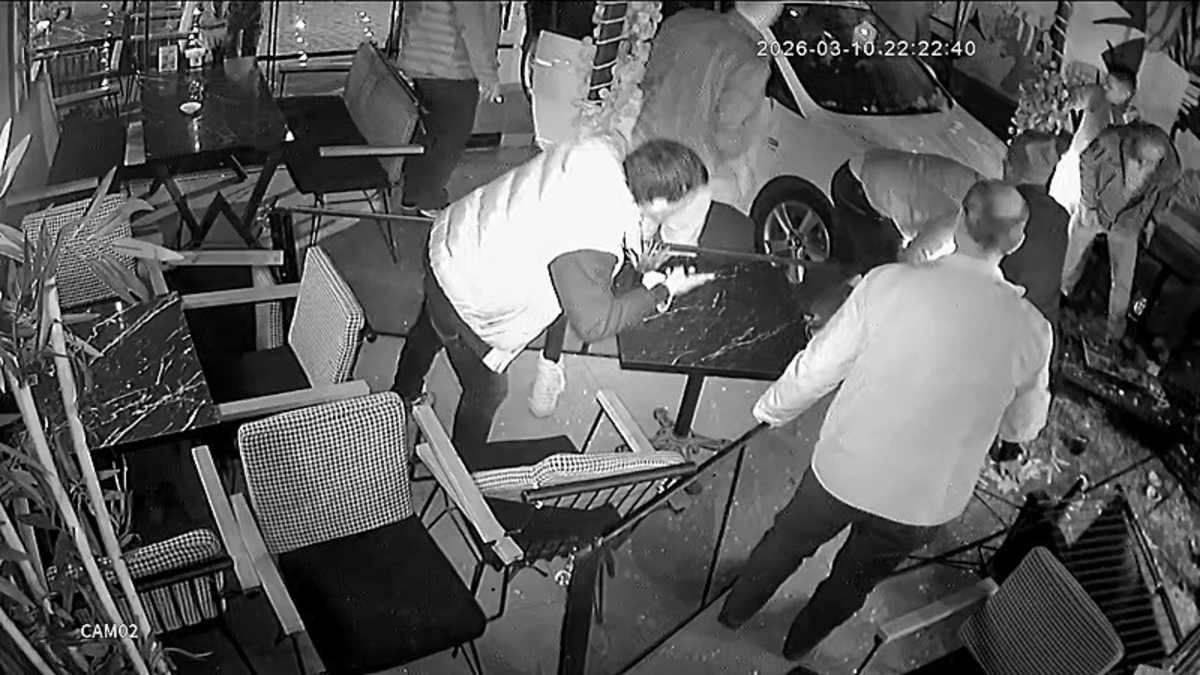 Kontrolden çıkan araç kafeye daldı: 2 yaralı Kontrolden çıkan araç kafeye daldı: 2 yaralı