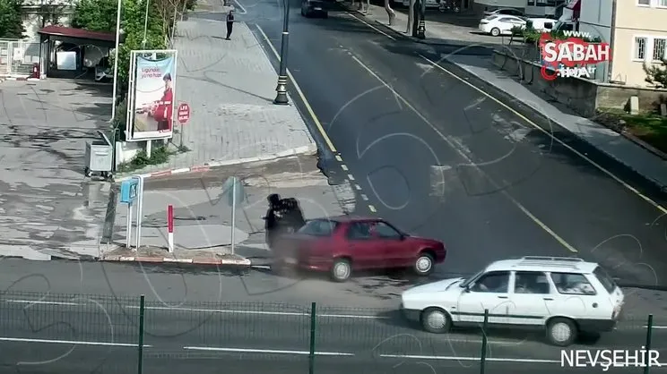 Aracın altında kalmaktan son anda kurtuldular... O anlar kamerada | Video