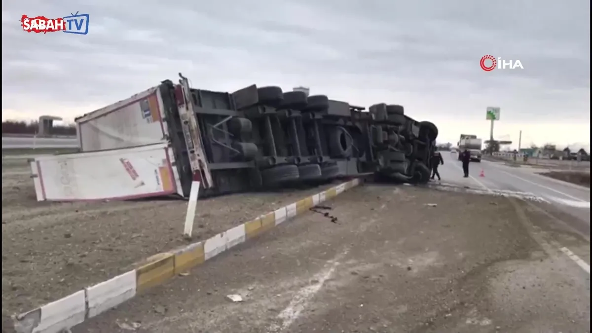 Konya’da iplik yüklü tır devrildi: 1 yaralı Konya’da iplik yüklü tır devrildi: 1 yaralı