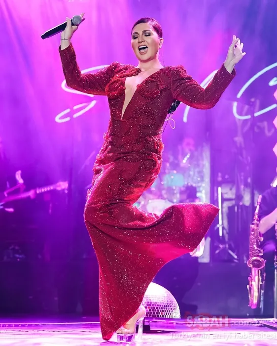 54 yaşındaki Sibel Can bu kez iltifat yağmuruna tutuldu! Kırmızı elbisesiyle göz kamaştırdı Nihayet güzel bir kıyafet