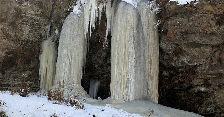 Doğu Anadolu’da 5 metrelik buz sarkıtları oluştu