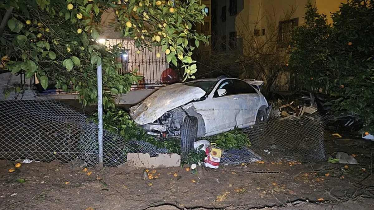 Lastiği patlayan araç şarampole yuvarlandı