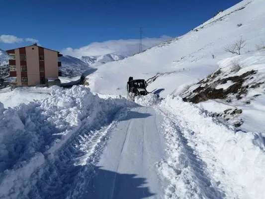 Arapgir’de kar yağışı sonrası yollar açılıyor