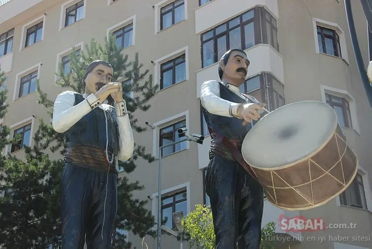 Erzurum'da yaklaÅık 3 yıl önce BüyükÅehir Belediyesi tarafından yaptırılan yöresel halk oyunlarından bar ekibinin heykelinde davulcunun tokmaÄı, zurnacının da zurnası çalındı. ile ilgili görsel sonucu