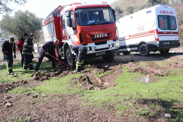Hem ambulans hem de kurtarmak için gelen itfaiye aracı çamura saplandı