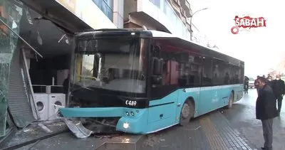 Son dakika! İstanbul’da halk otobüsünün dükkana dalma anı kamerada | Video