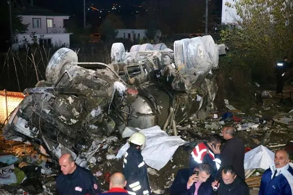 Beton mikseri kahvehaneye girdi! Ölü ve yaralılar var...