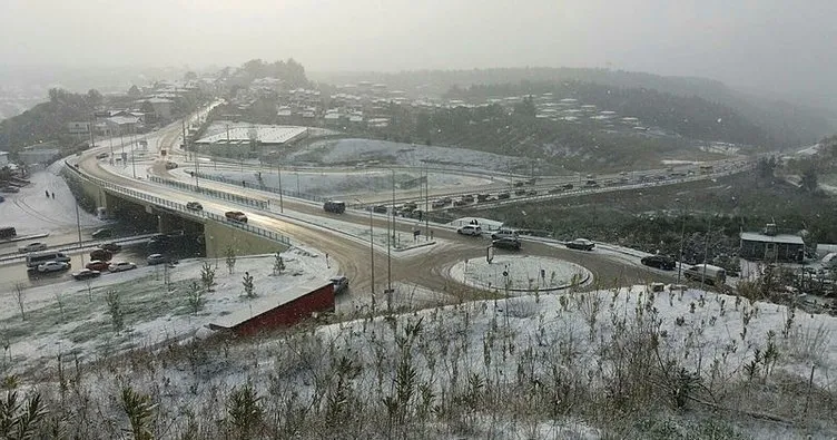 Bursa güne kar yağışıyla başladıMudanya yolunda araçlar yolda kaldı