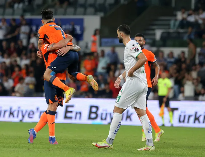 Başakşehir, Alanyaspor'u yıktı! İstanbul ekibi maç fazlasıyla zirveye ...
