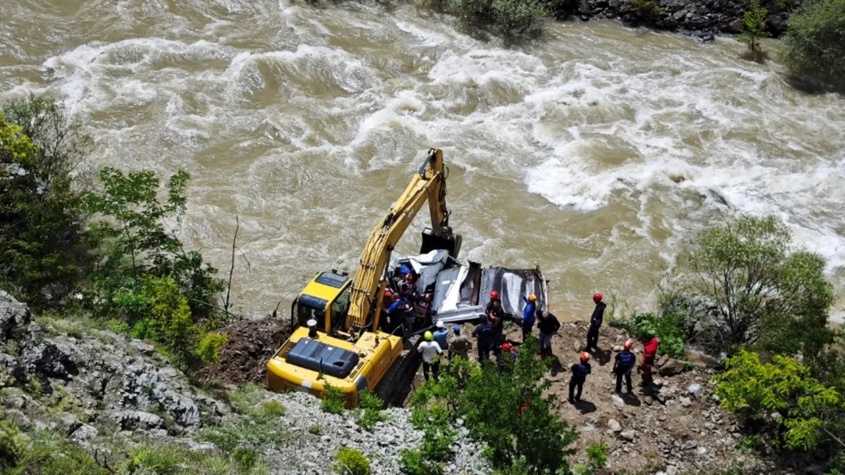 Artvin Şavşat'ta dereye devrilen bir kamyonet ve çevresinde arama kurtarma ekipleri.