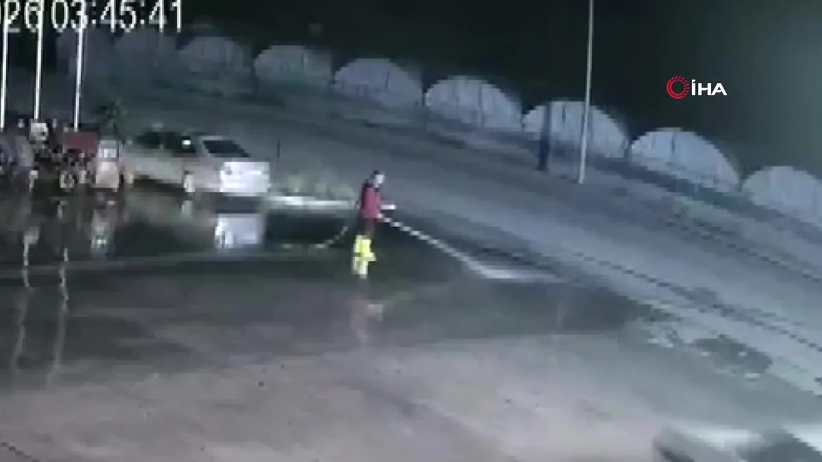 Antalya’da iki otomobilin kafa kafaya çarpıştığı kaza kamerada: 1 ölü | Video videosunu izle Antalya’da iki otomobilin kafa kafaya çarpıştığı kaza kamerada: 1 ölü | Video videosunu izle