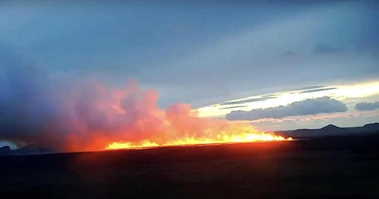 İzlanda’da yanardağ lav püskürttü