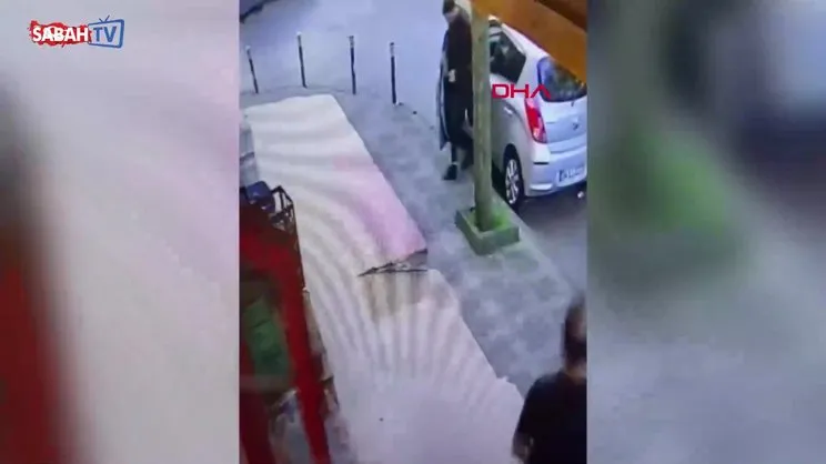 Motosikletli saldırgan araçtan inen adama kurşun yağdırdı | Video