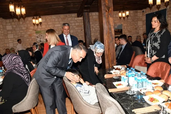 vali-cuhadar-iftarda-sehit-ve-gazi-ailelerini-agirladi-1649356677517.jpeg