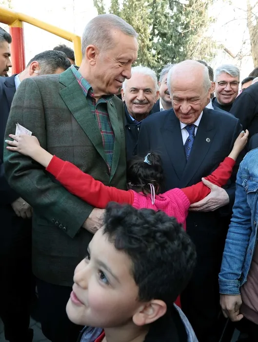 Başkan Erdoğan ve Bahçeli Osmaniye’de depremzedelerle bir araya geldi! Birliğimizi kimse parçalayamaz
