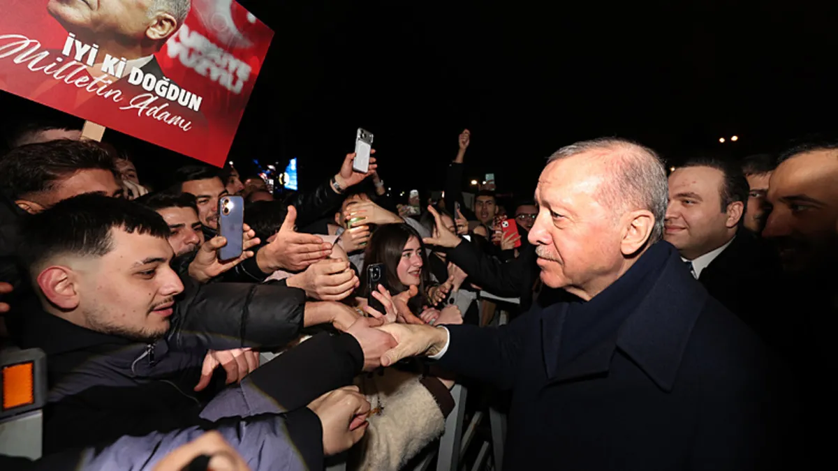 AK Partili gençlerden Başkan Erdoğan’a doğum günü sürprizi AK Partili gençlerden Başkan Erdoğan’a doğum günü sürprizi