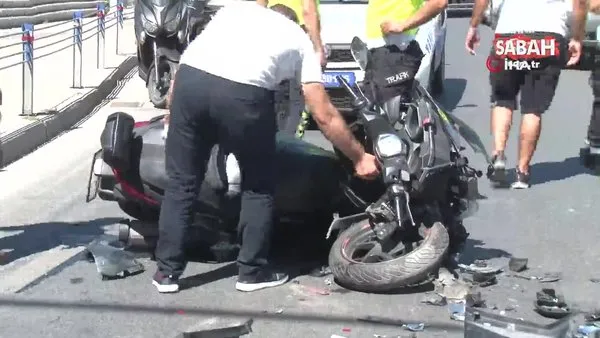 Fatih'te park halinde otomobile çarpan motosikletli yaralandı | Video
